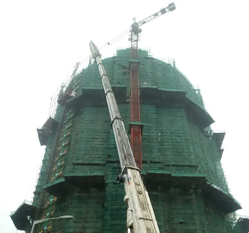 江北吊车在工地上作业